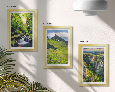 Juego de 3 cuadros decorativos Paisajes verdes de montaña con una cascada y bosque.