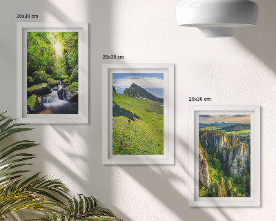 Juego de 3 cuadros decorativos Paisajes verdes de montaña con una cascada y bosque.