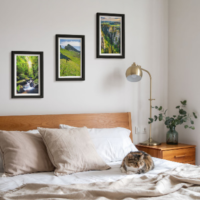 Juego de 3 cuadros decorativos Paisajes verdes de montaña con una cascada y bosque.
