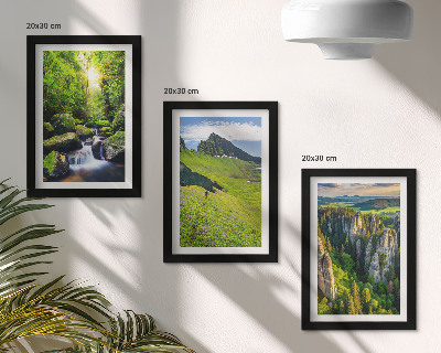 Juego de 3 cuadros decorativos Paisajes verdes de montaña con una cascada y bosque.