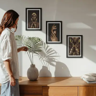 Juego de 3 cuadros decorativos con elegantes retratos de una mujer africana