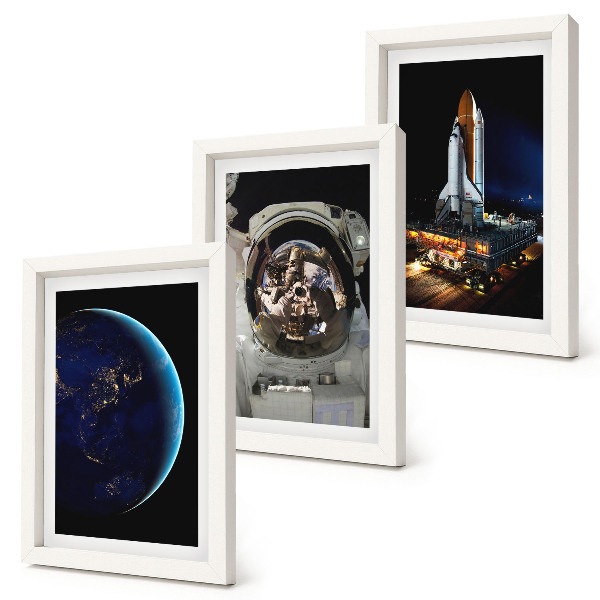 Tríptico enmarcado Vistas del espacio con la Tierra, un astronauta y un cohete.
