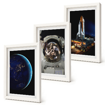 Tríptico enmarcado Vistas del espacio con la Tierra, un astronauta y un cohete.