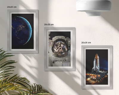Tríptico enmarcado Vistas del espacio con la Tierra, un astronauta y un cohete.