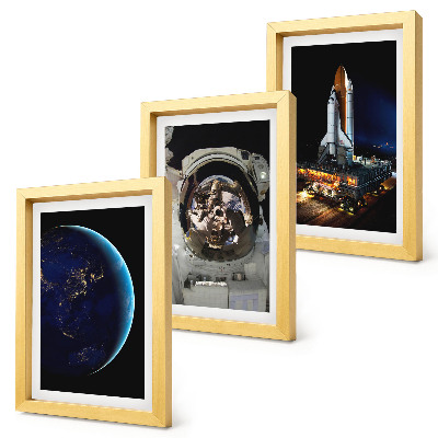 Tríptico enmarcado Vistas del espacio con la Tierra, un astronauta y un cohete.