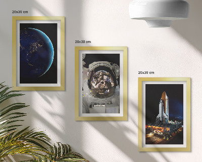 Tríptico enmarcado Vistas del espacio con la Tierra, un astronauta y un cohete.
