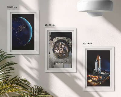 Tríptico enmarcado Vistas del espacio con la Tierra, un astronauta y un cohete.