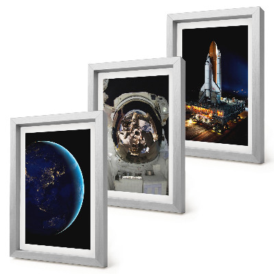 Tríptico enmarcado Vistas del espacio con la Tierra, un astronauta y un cohete.