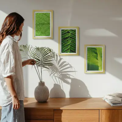 Tríptico de hojas tropicales enmarcado con primeros planos