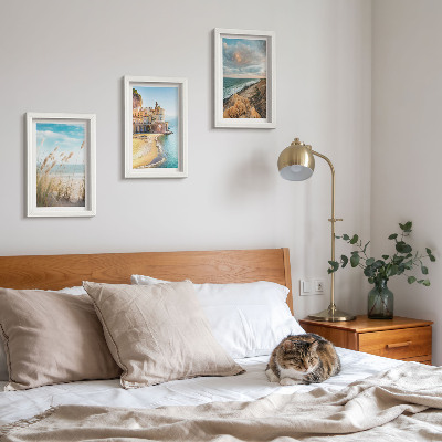 Juego de 3 cuadros decorativos Paisajes costeros con playa, ciudad y acantilados.