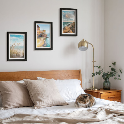 Juego de 3 cuadros decorativos Paisajes costeros con playa, ciudad y acantilados.