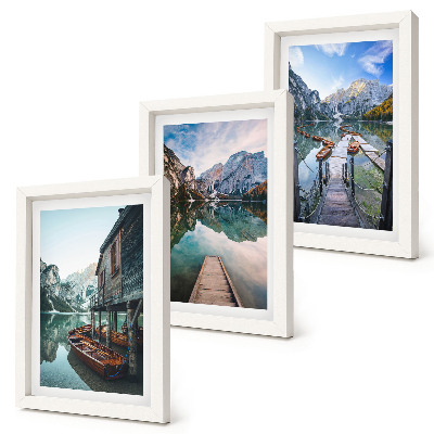 Juego de 3 cuadros decorativos Un lago tranquilo en las montañas con barcos de madera.