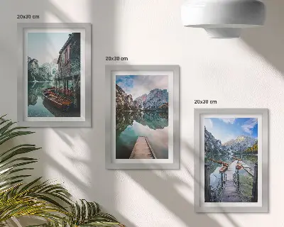 Juego de 3 cuadros decorativos lago tranquilo en las montañas con barcos de madera