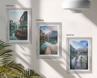Juego de 3 cuadros decorativos Un lago tranquilo en las montañas con barcos de madera.