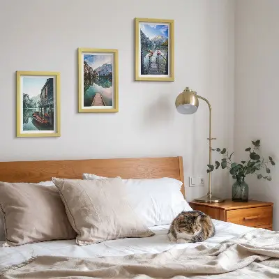 Juego de 3 cuadros decorativos lago tranquilo en las montañas con barcos de madera