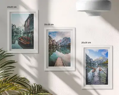 Juego de 3 cuadros decorativos lago tranquilo en las montañas con barcos de madera