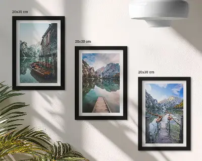 Juego de 3 cuadros decorativos lago tranquilo en las montañas con barcos de madera