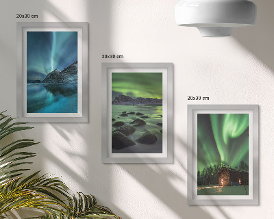 Tríptico enmarcado Paisajes invernales con la aurora boreal sobre las montañas.