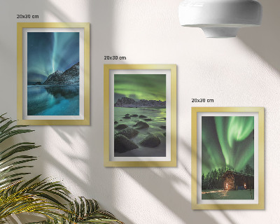 Tríptico enmarcado Paisajes invernales con la aurora boreal sobre las montañas.