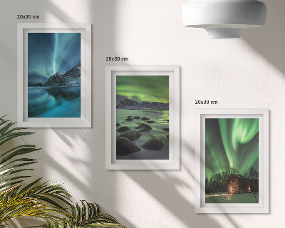 Tríptico enmarcado Paisajes invernales con la aurora boreal sobre las montañas.