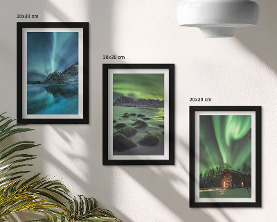 Tríptico enmarcado Paisajes invernales con la aurora boreal sobre las montañas.