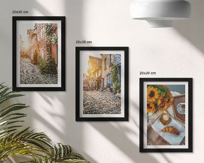 Tríptico enmarcado Calles encantadoras con café y girasoles.