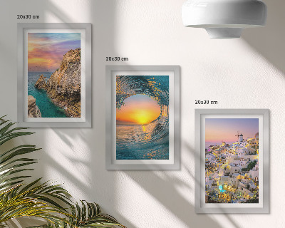 Juego de 3 cuadros decorativos Vistas del mar, las olas y las casas blancas en Santorini, Grecia.