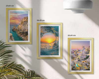 Juego de 3 cuadros decorativos Vistas del mar, las olas y las casas blancas en Santorini, Grecia.