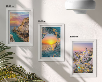 Juego de 3 cuadros decorativos Vistas del mar, las olas y las casas blancas en Santorini, Grecia.
