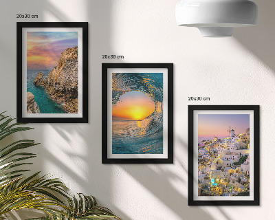Juego de 3 cuadros decorativos Vistas del mar, las olas y las casas blancas en Santorini, Grecia.