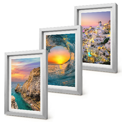 Juego de 3 cuadros decorativos Vistas del mar, las olas y las casas blancas en Santorini, Grecia.