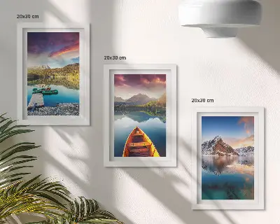 Tríptico enmarcado de lagos tranquilos con paisajes de montaña y un barco