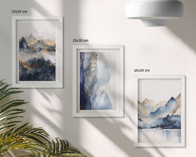 Tríptico enmarcado Paisajes de montaña con tonos azules y grises.