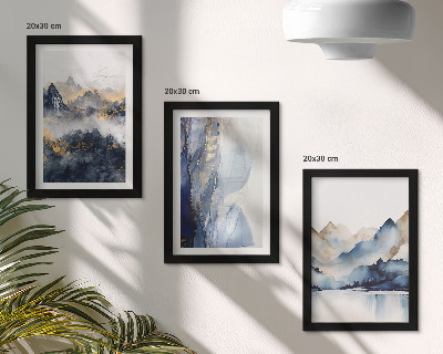 Tríptico enmarcado Paisajes de montaña con tonos azules y grises.