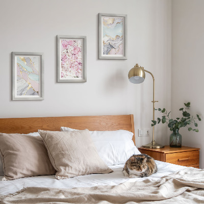 Juego de 3 cuadros decorativos Flores rosas con estampados de mármol y tonos pastel.