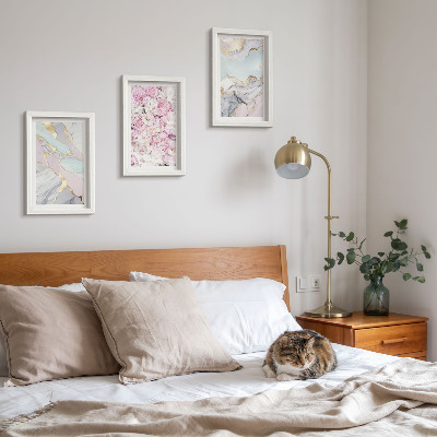 Juego de 3 cuadros decorativos Flores rosas con estampados de mármol y tonos pastel.