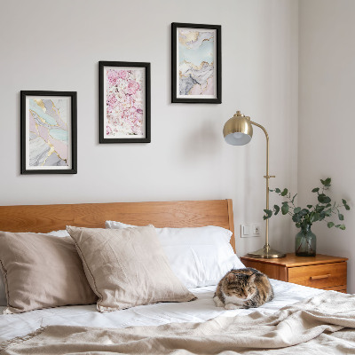 Juego de 3 cuadros decorativos Flores rosas con estampados de mármol y tonos pastel.
