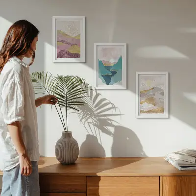 Tríptico de paisajes abstractos con montañas y sol enmarcado