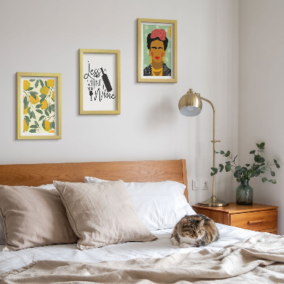 Juego de 3 cuadros decorativos Eslogan de Lemons sobre el retrato de Frida Kahlo en forma de vino.