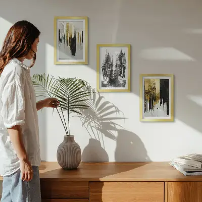Juego de 3 cuadros decorativos que contrastan abstracciones con retratos y arquitectura