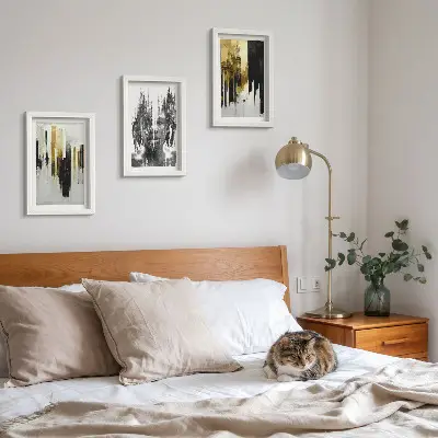 Juego de 3 cuadros decorativos que contrastan abstracciones con retratos y arquitectura