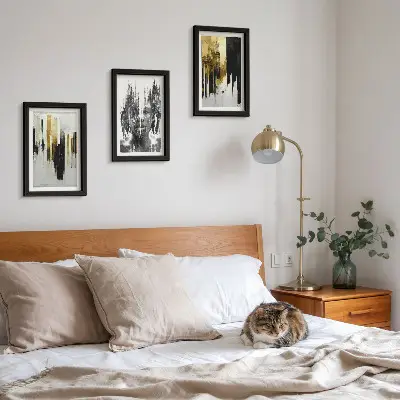 Juego de 3 cuadros decorativos que contrastan abstracciones con retratos y arquitectura