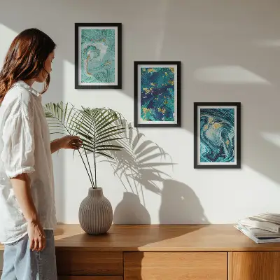 Tríptico enmarcado de abstracción turquesa con pintura derramada
