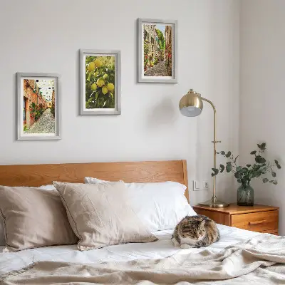 Tríptico enmarcado con calles encantadoras decoradas con flores y limones