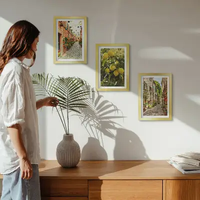 Tríptico enmarcado con calles encantadoras decoradas con flores y limones