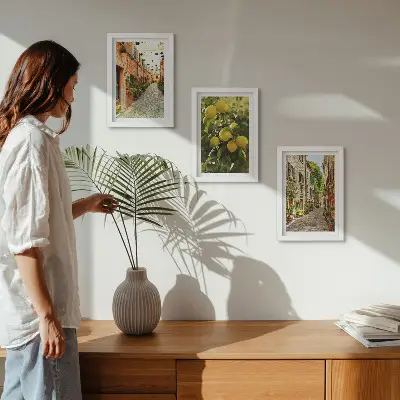 Tríptico enmarcado con calles encantadoras decoradas con flores y limones