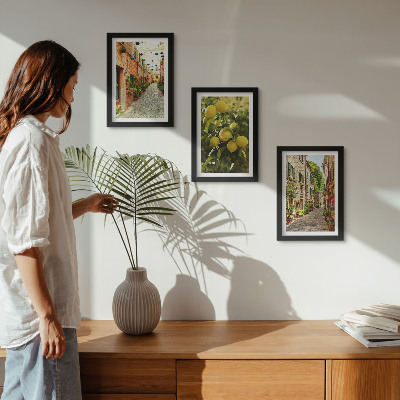 Tríptico enmarcado Calles encantadoras con flores y limones al fondo.