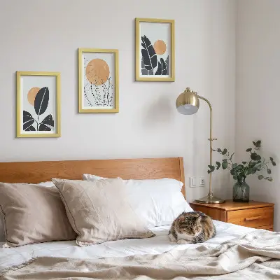 Tríptico enmarcado diseños de plantas con grandes soles de estilo minimalista