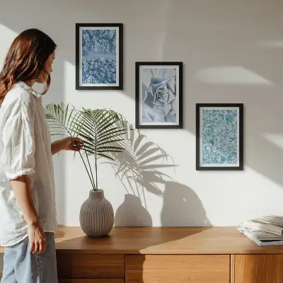 Juego de 3 cuadros decorativos con diseño de bosque invernal, flor azul y superficie de agua