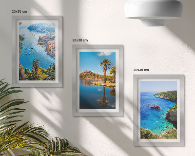 Tríptico enmarcado Vistas al mar con palmeras y agua azul.